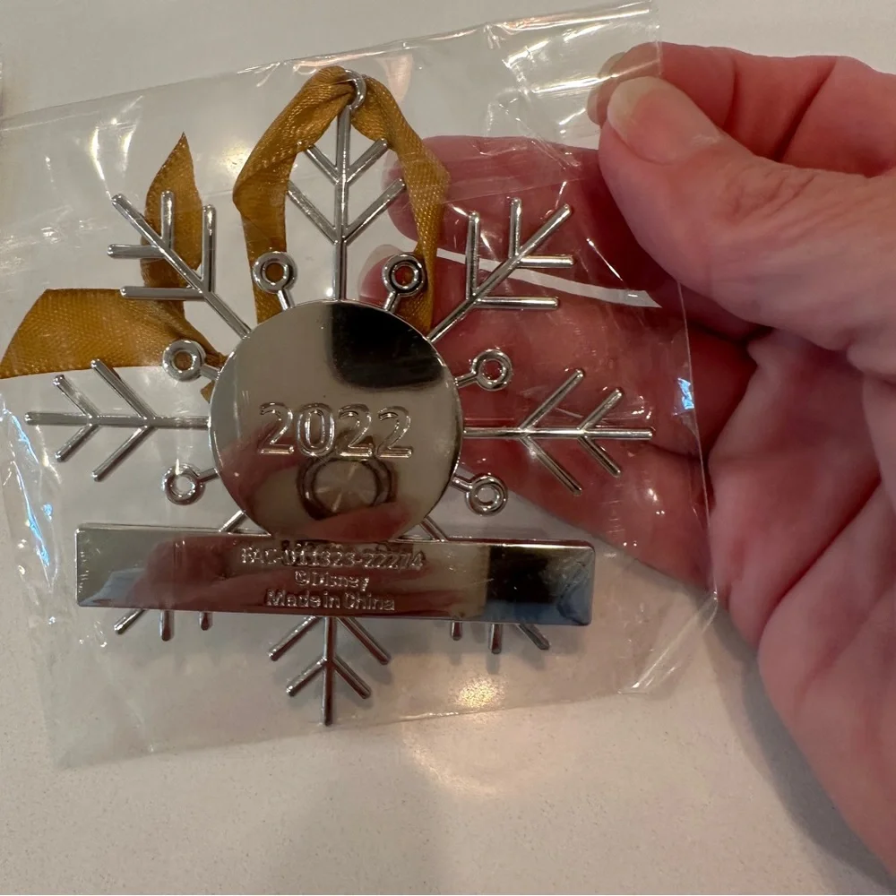 2022 Disney Mickey’s Very Merry Christmas Party Print & Ornament - NEW IN WRAP!! - Picture 5 of 8
